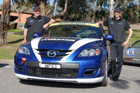 Rick Bates és Anthony McLoughlin a villámgyors Mazda3 MPS mellett.